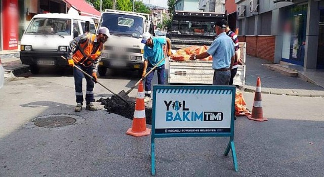 Kocaeli Büyükşehir’in Yol Bakım Timi bozuk yol ve kaldırım bırakmıyor