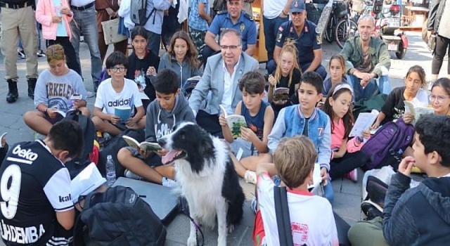 Foça’da Büyükler ve Çocuklar Köpeklerle Kitap Okudular