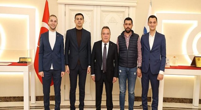 Antalya Büyükşehir Belediye Başkanı Muhittin Böcek gençleri ağırladı
