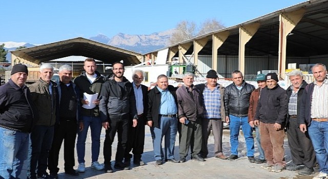 Antalya Büyükşehir'den Alanyalı çiftçilere sera naylonu yardımı