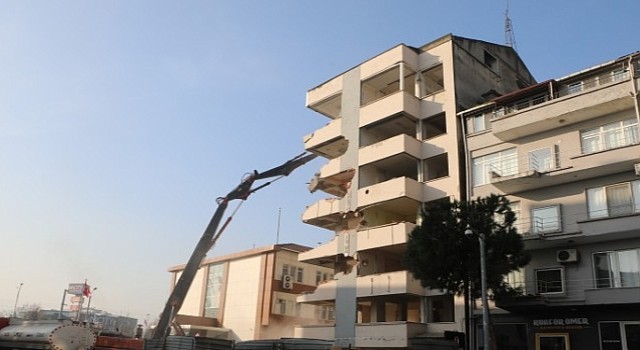 Büyükşehir, Kınay İş Merkezi';nin yıkımına başlandı