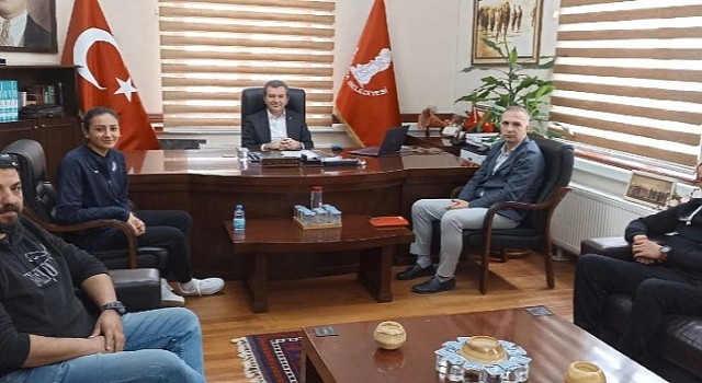 Depremzede kadın voleybol sporcusu İrem Kul'a Başkan Koştu, sahip çıktı
