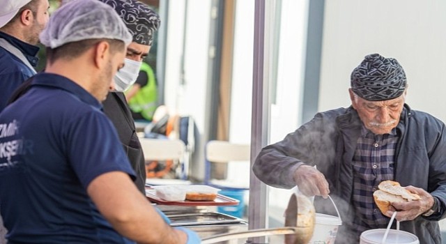 İzmir ekipleri, Osmaniye'de kapı kapı dolaşarak yardım ulaştırıyor “Vatandaşlar bizi sahiplendi”