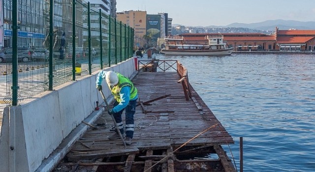 Konak'taki çürüyen seyir terasları sökülüyor