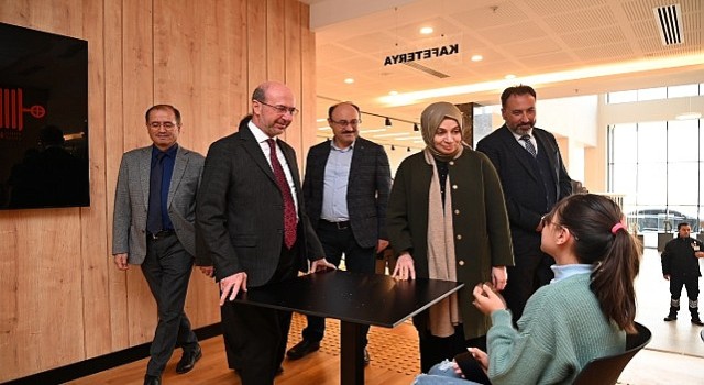 Leyla Şahin Usta'dan Yeni Nesil Şehir Kütüphanesi'ne Ziyaret