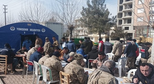 Yenişehir Belediyesi Adıyaman'da her gün 4 bin kişiye yemek ikram ediyor