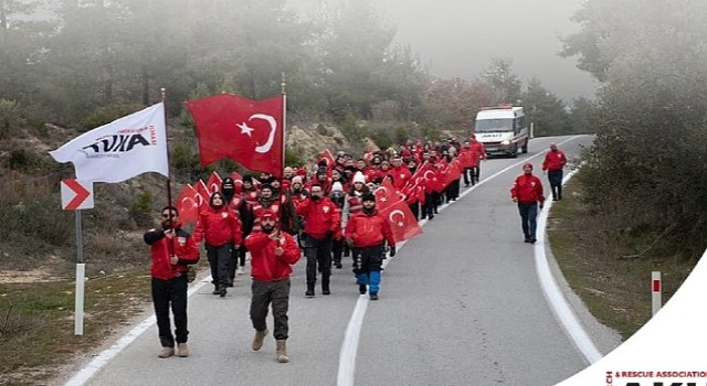 AKUT Çanakkale'de şehitlerin huzurunda