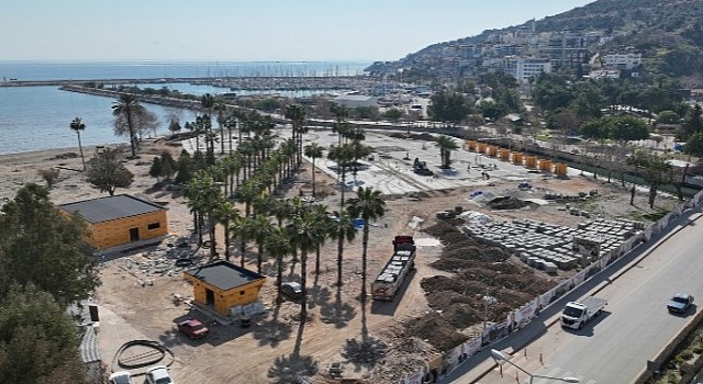 Finike Cumhuriyet Meydanı'nda yüzde 70 tamamlandı
