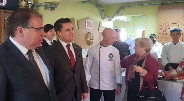 Foça Kaymakamı TÜRKÖZ Foça Halim Foçalı Mesleki ve Teknik Anadolu Lisesinde kahvaltı etkinliğine katıldı.