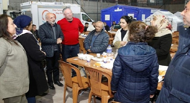 Konak'n çadır kentinde hayat başladı