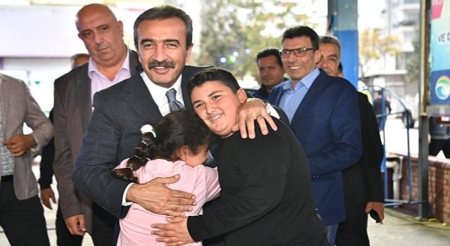 Çukurova Belediye Başkanı Soner Çetin, iftarını Toros Mahallesi'nde vatandaşlarla birlikte açtı