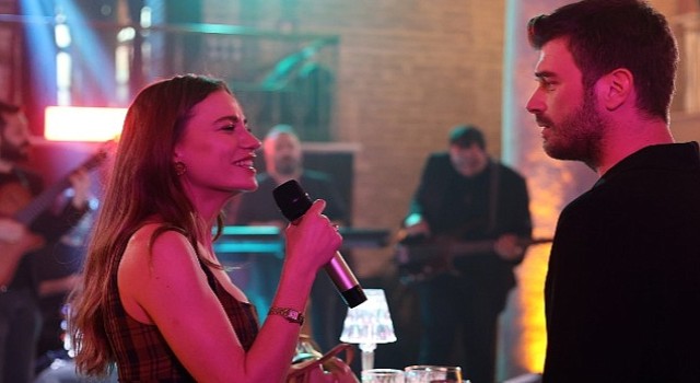 Serenay Sarıkaya Aile'de Şarkı Söylediği Sahneyle Sosyal Medyayı Sarstı