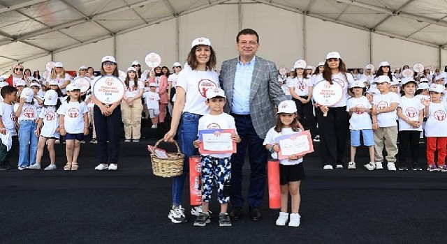 Kreş öğrencileri Ekrem İmamoğlu'yla birlikte mezuniyet şapkalarını fırlattı
