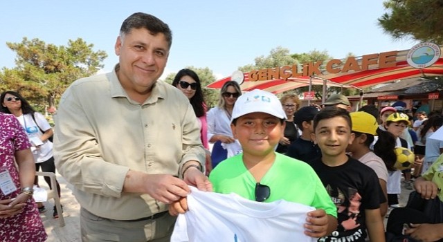 Menderes'te Mavi Bayraklar Göndere Çekildi