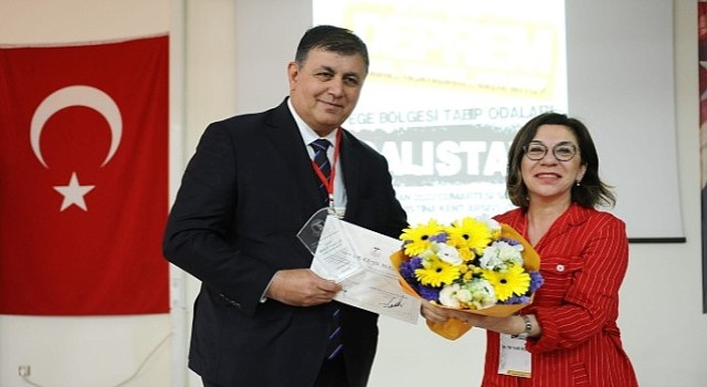 Tabip odalarından Başkan Tugay'a teşekkür plaketi