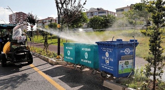 Belediye ekipleri sivrisinek ve haşereye karşı ilaçlama yapıyor