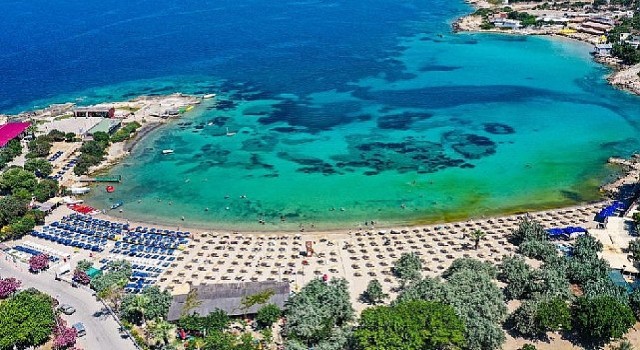 Seferihisar'da plajlara “mavi bayraklar” asıldı