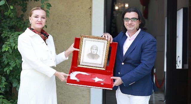 İzmir'in Kurtuluş Gününde DEÜ'ye Anlamlı Emanet: Asırlık Türk Bayrağı ziyaretçilerini bekliyor