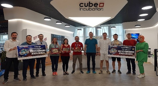 Teknopark İstanbul'un kuluçka merkezi Cube Incubation'un girişimcilerine TEKNOFEST Ankara'da ödül