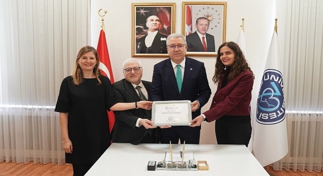Greenmetric “Dünya Yeşil Üniversiteler” Sertifikası Rektör Prof. Dr. Budak'a takdim edildi