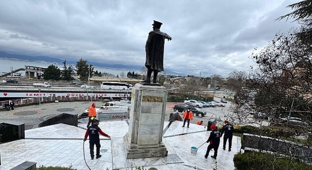 Kocaeli Büyükşehir, Atatürk Heykeli'nin temizliğini yaptı