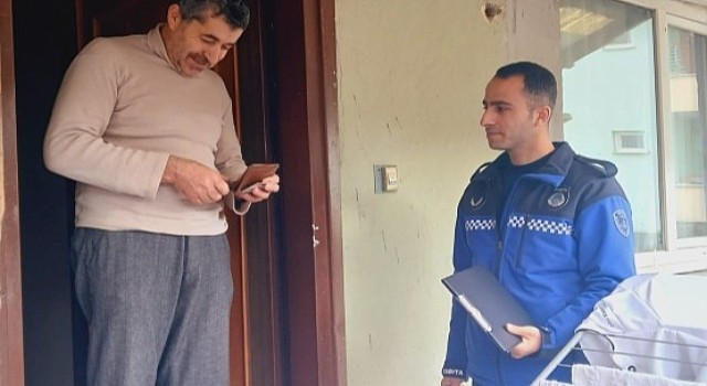Kocaeli Büyükşehir zabıtası kayıp cüzdanı sahibine ulaştırdı