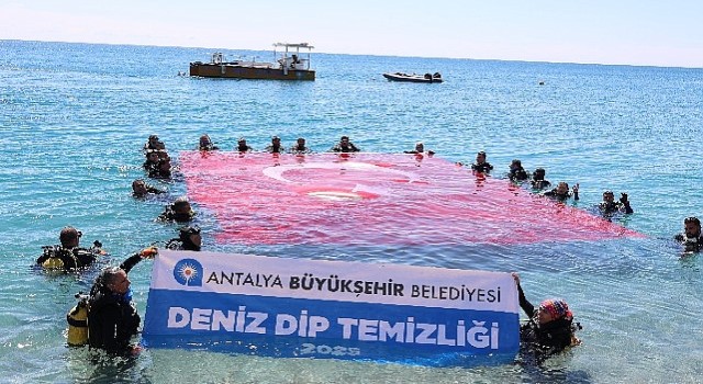 Konyaaltı Sahili'nde deniz dibi temizliği yapıldı