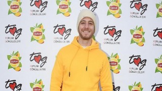 Kerem Bürsin’den Lipton Ice Tea Rengarenk Okullar projesine anlamlı destek