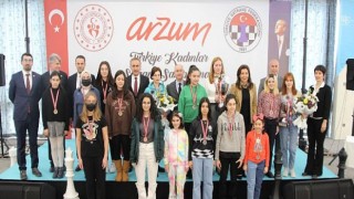 Arzum 14 yıldır satrançta kadının yanında