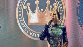 Esma Er, ”Bi Tek Aşk”la Azerbaycan’ı salladı