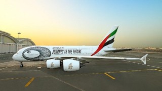 Emirates, Dubai’nin gelecek vizyonunu gökyüzüne taşıyarak Museum of the Future’a özel olarak giydirilen A380’i görücüye çıkarıyor