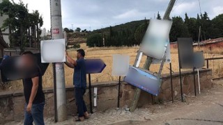 Ayvalık Belediyesi İzinsiz Levhaları Kaldırdı