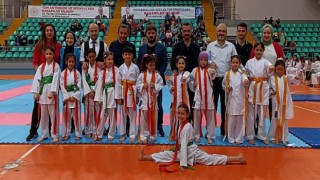 Bağcılarlı karateciler kuşak fırlattı... Bağcılar