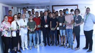 Egeli öğrencilerden tedavi gören çocuklara “Çim Adam” morali