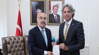 İzmir Valisi Köşger, Kurban Bağışını Kızılay’a Yaptı