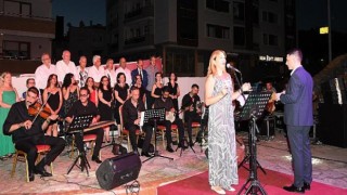 Karabağlar TSM Korosu “Yaz Konseri”yle vatandaşlarla buluştu