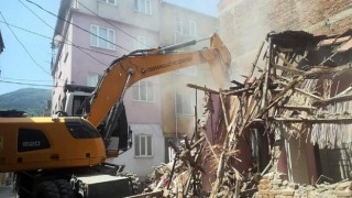 Tehlike arz eden metruk binalar yıkıldı