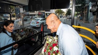 Başkan Soyer’den darp edilen kadın şoföre otobüsünde ziyaret