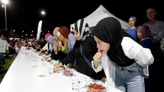 Çilek Yeme Yarışması Festivale Renk Kattı