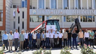 Yahyalı Belediyesi araç filosunu gençleştirme çalışmaları kapsamında satın aldığı yeni kazıcı yükleyici iş makinasını filosuna kattı.