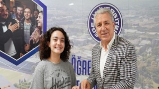 Başarılı öğrencilerin kayıtlarını Rektör Budak yaptı