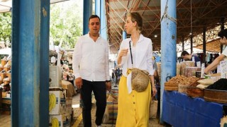 Başkan Aydın eşiyle birlikte pazar alışverişi yaptı