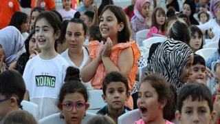Bayraklı çocuklar gibi şen