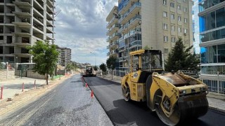 Bayraklı sokaklarına 62 bin metrekare asfalt serimi