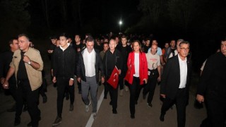Bayraklılı gençlerden Kocatepe’de Atatürk imzası