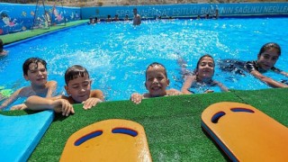 Bucalı çocuklar “mahalledeki havuzda” yüzme öğreniyor