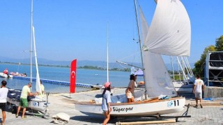 İznik Gölü’nde Rüzgara Karşı Kıyasıya Mücadele Başladı