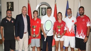 Karşıyaka Spor Kulübü Tenis Şubesi, Karşıyaka Belediye Başkanı Dr. Cemil Tugay’ı makamında ziyaret etti