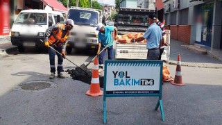 Kocaeli Büyükşehir’in Yol Bakım Timi bozuk yol ve kaldırım bırakmıyor