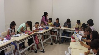 Korkutelili çocukların renkli tatili